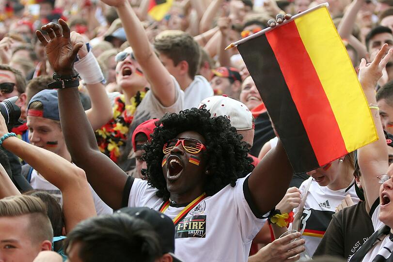 In Hamburg wird beim Fanfest gefeiert.