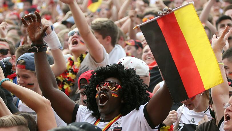 In Hamburg wird beim Fanfest gefeiert. In Hamburg wird beim Fanfest gefeiert.