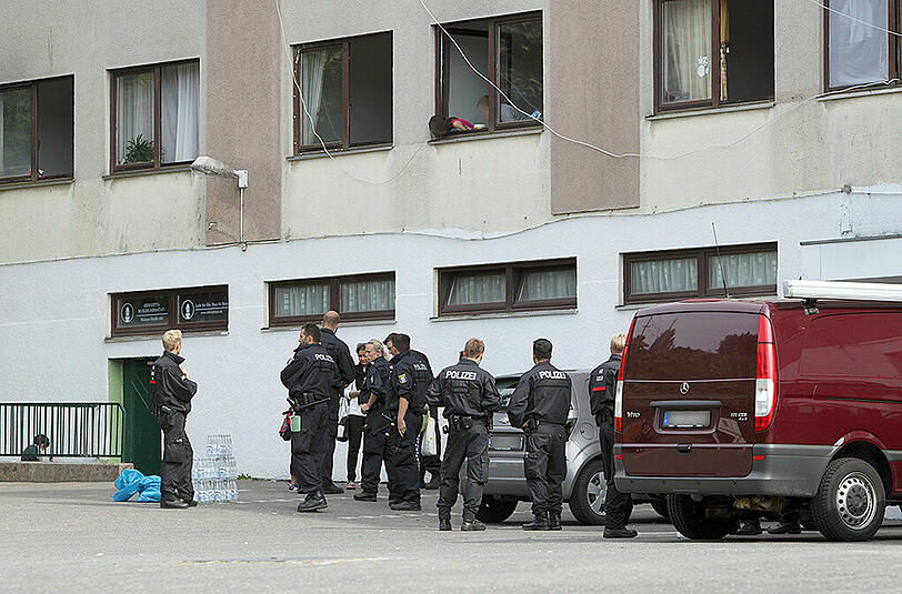 In einer Asylbewerber-Unterkunft in Wiesbaden ist eine junge Frau getötet worden.