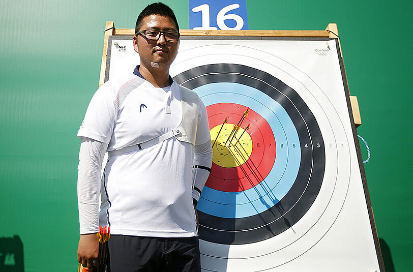 Weltmeister und Topfavorit Kim Woojin (Südkorea) sorgte derweil mit 700 Punkten für einen Weltrekord in der Qualifikation.
