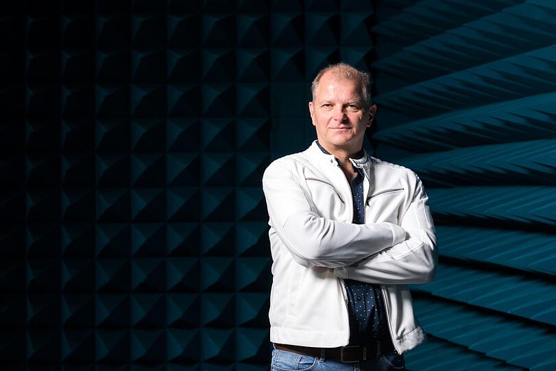 Martin Kusej im Bühnenbild seiner Inszenierung "Don Karlos", die das Burgtheater vom Residenztheater übernehmen wird.