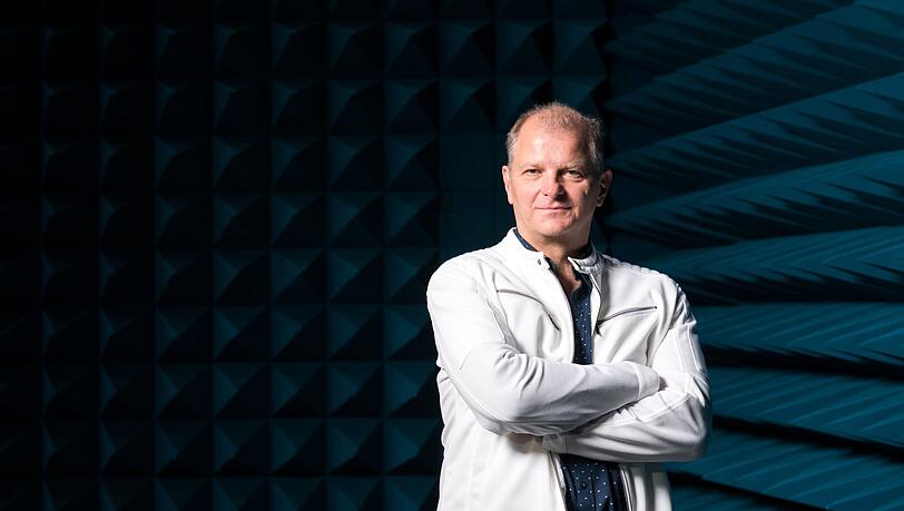 Martin Kusej im Bühnenbild seiner Inszenierung "Don Karlos", die das Burgtheater vom Residenztheater übernehmen wird. Martin Kusej im Bühnenbild seiner Inszenierung "Don Karlos", die das Burgtheater vom Residenztheater übernehmen wird.