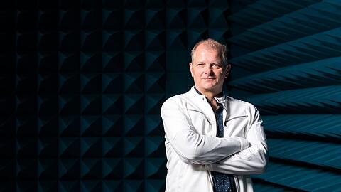 Martin Kusej im Bühnenbild seiner Inszenierung "Don Karlos", die das Burgtheater vom Residenztheater übernehmen wird.