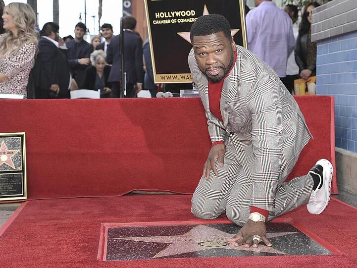 "50 Cent" kniet während der Zeremonie zur Ehrung auf dem "Walk of Fame" neben seinem Stern.