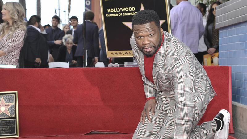 "50 Cent" kniet während der Zeremonie zur Ehrung auf dem "Walk of Fame" neben seinem Stern. "50 Cent" kniet während der Zeremonie zur Ehrung auf dem "Walk of Fame" neben seinem Stern.
