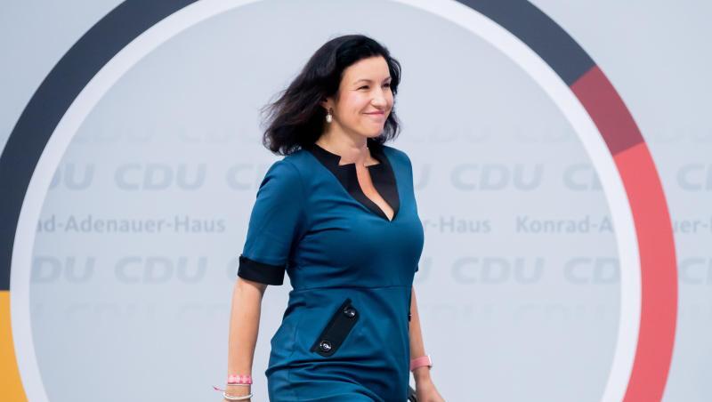 Dorothee Bär (CSU), Digital-Staatsministerin, kommt auf eine Bühne.