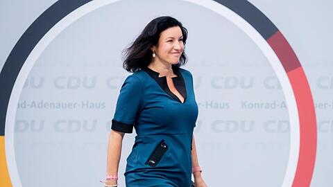 Dorothee Bär (CSU), Digital-Staatsministerin, kommt auf eine Bühne.