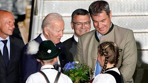 Joe Biden (l.) kann sich nicht nur über Blumen freuen...