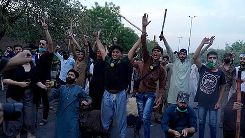 Anhänger von Imran Khan feiern auf den Straßen von Lahore.