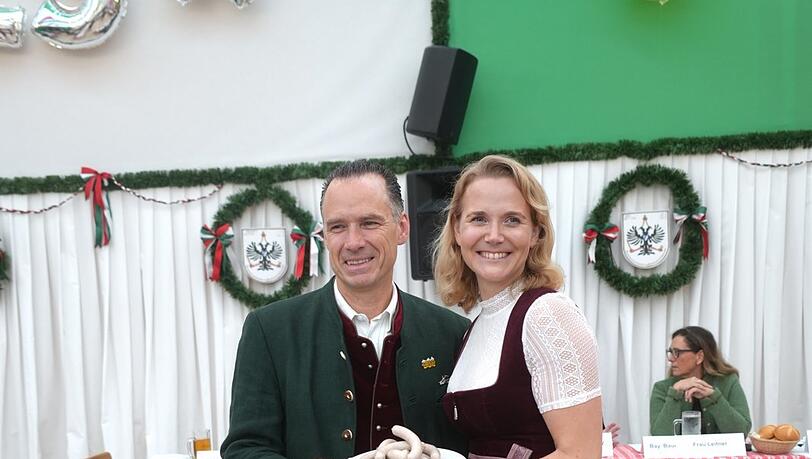 Peter Inselkammer, Armbrustschützen-Wirt, und KVR-ChefinHanna Sammüller-Gradl. Peter Inselkammer, Armbrustschützen-Wirt, und KVR-ChefinHanna Sammüller-Gradl.