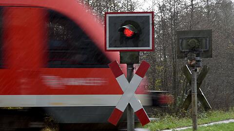 Der Autofahrer soll den Zug am unbeschrankten Bahn&uuml;bergang &uuml;bersehen haben. (Symbolbild)