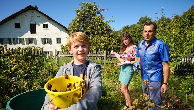 Pauls (Pelle Küffner) Herz schlägt für die Schnecken - zum Leidwesen von Julika (Lara Mandoki) und Leopold (Gerhard Wittmann). Pauls (Pelle Küffner) Herz schlägt für die Schnecken - zum Leidwesen von Julika (Lara Mandoki) und Leopold (Gerhard Wittmann).