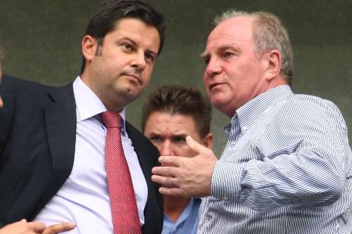 Wenigstens dieser Sitznachbar pöbelt nicht: Uli Hoeneß (r.) auf der Tribüne mit DFL-Boss Christian Seifert.