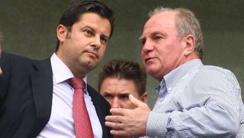 Wenigstens dieser Sitznachbar pöbelt nicht: Uli Hoeneß (r.) auf der Tribüne mit DFL-Boss Christian Seifert. Wenigstens dieser Sitznachbar pöbelt nicht: Uli Hoeneß (r.) auf der Tribüne mit DFL-Boss Christian Seifert.