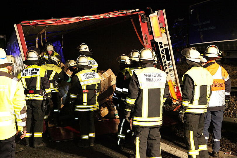 Ein LKW verunfallt auf der A 8 bei Frasdorf: Vollsperrung.