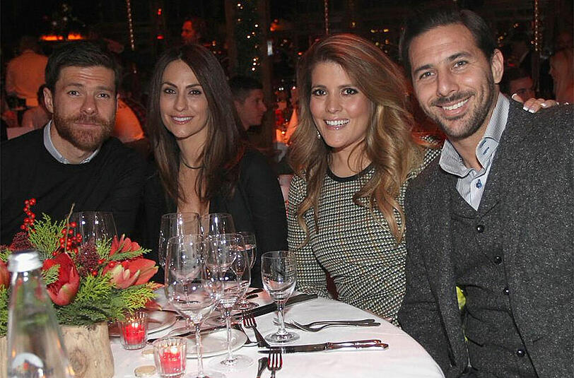 Xabi Alonso und Claudio Pizarro strahlen jeweils mit ihren Spielerfrauen in die Kamera