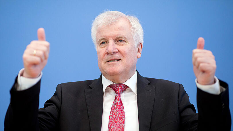 Positive Polizeistatistik: Seehofers Begeisterung hält sich sichtlich in Grenzen.