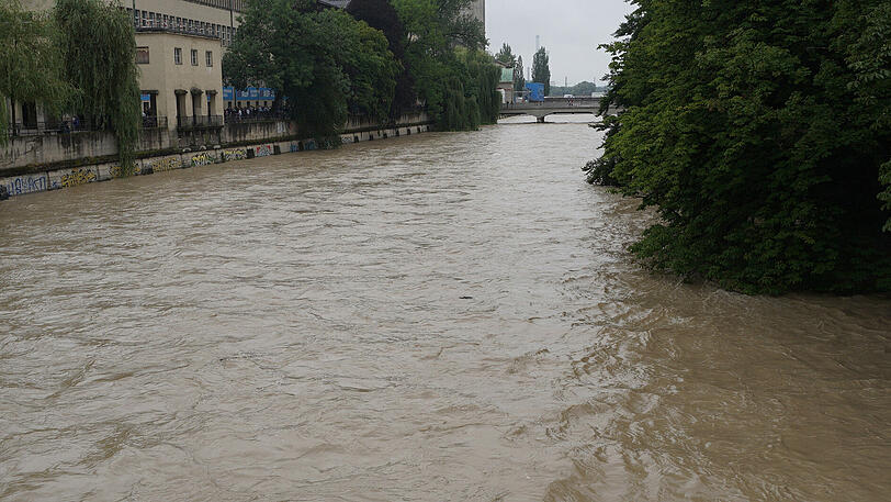 Hier soll keiner mehr baden: Hochwasser am Montag an der Isar.