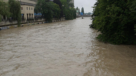 Hier soll keiner mehr baden: Hochwasser am Montag an der Isar.