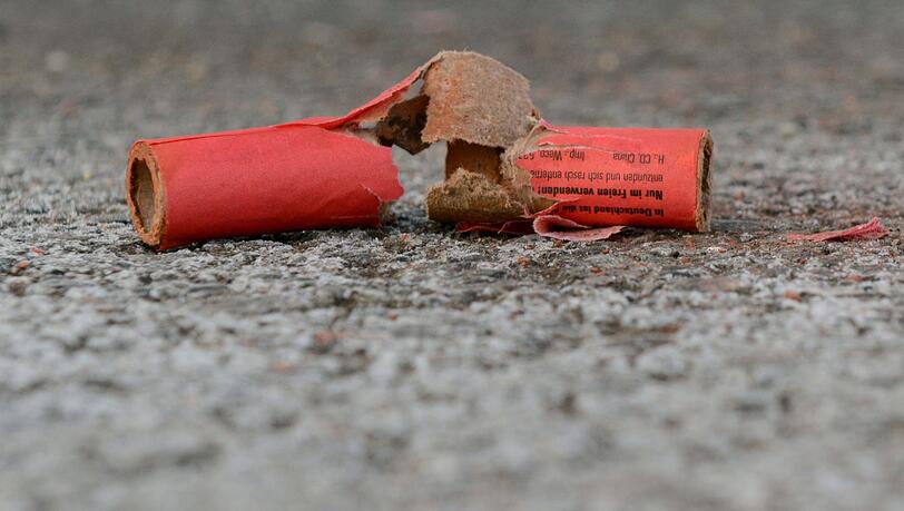 Schon vor Silvester können einige nicht an sich halten und zünden verbotenerweise Böller. (Symbolbild) Schon vor Silvester können einige nicht an sich halten und zünden verbotenerweise Böller. (Symbolbild)