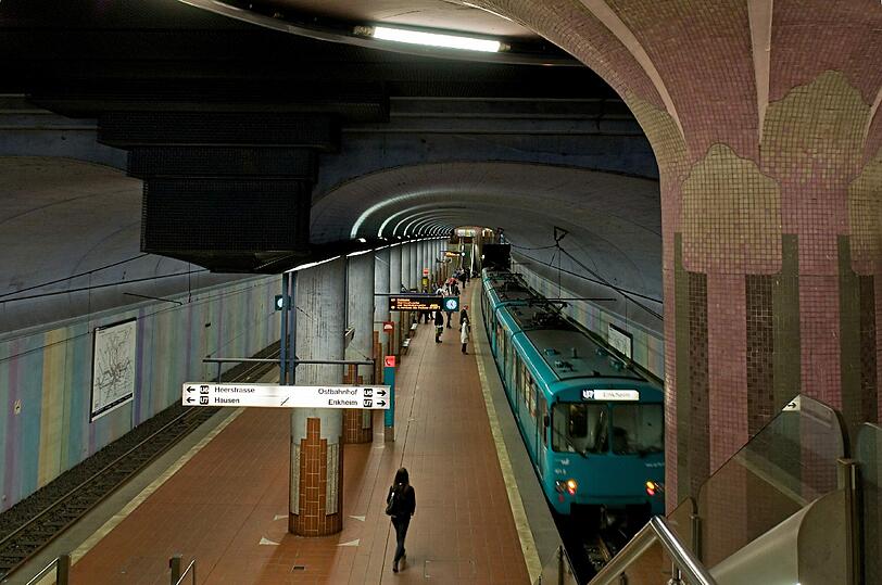 Der U-Bahnhof Westend in Frankfurt. Er gehört zu einem Viertel mit überdurchschnittlich hohen Mieten, bürgerlichen Bewohnern und gründerzeitlichen Gebäuden.
