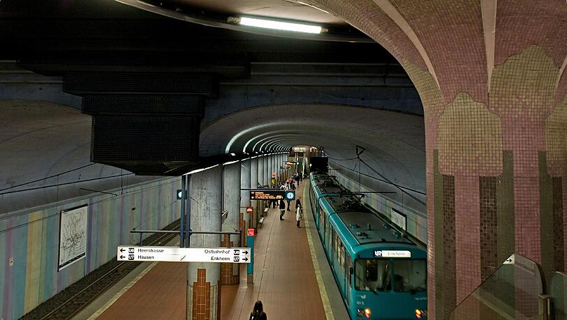 Der U-Bahnhof Westend in Frankfurt. Er gehört zu einem Viertel mit überdurchschnittlich hohen Mieten, bürgerlichen Bewohnern und gründerzeitlichen Gebäuden. Der U-Bahnhof Westend in Frankfurt. Er gehört zu einem Viertel mit überdurchschnittlich hohen Mieten, bürgerlichen Bewohnern und gründerzeitlichen Gebäuden.