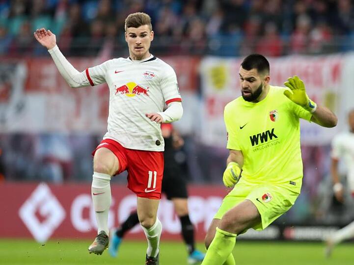 Leipzigs Timo Werner und Augsburgs Torwart Tomas Koubek (l-r.) im Duell um den Ball. Foto: Jan Woitas/dpa-Zentralbild/dpa