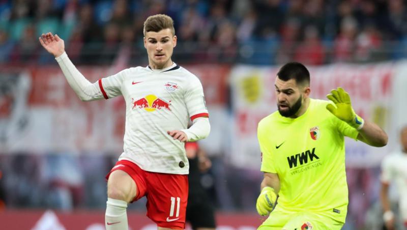 Leipzigs Timo Werner und Augsburgs Torwart Tomas Koubek (l-r.) im Duell um den Ball. Foto: Jan Woitas/dpa-Zentralbild/dpa Leipzigs Timo Werner und Augsburgs Torwart Tomas Koubek (l-r.) im Duell um den Ball. Foto: Jan Woitas/dpa-Zentralbild/dpa