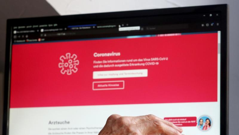 Eine Rentnerin informiert sich im Internet über die Impftermine in Nordrhein-Westfalen.