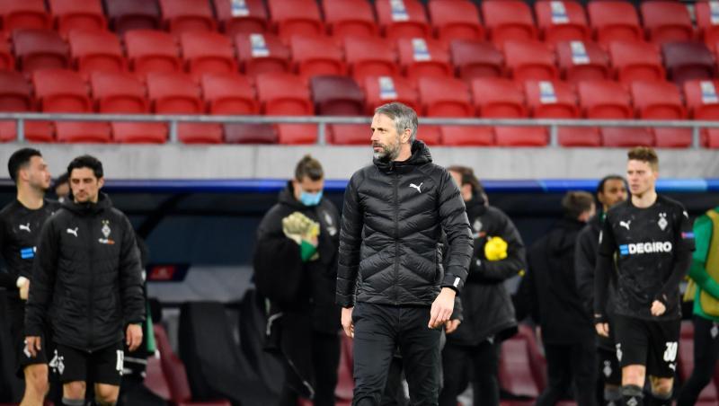 Am Samstag muss Gladbachs Trainer Marco Rose (M) mit seinem Team beim FC Schalke 04 antreten.