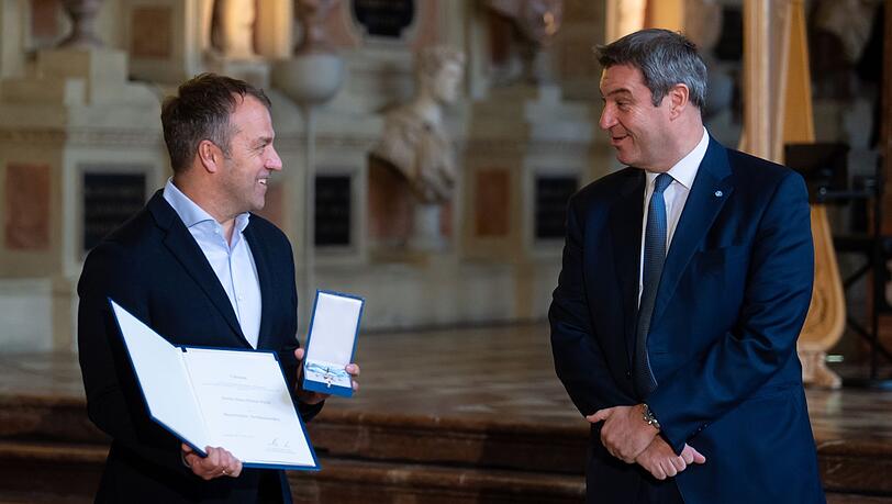 Bundestrainer Hansi Flick (links) und Ministerpräsident Markus Söder (CSU).