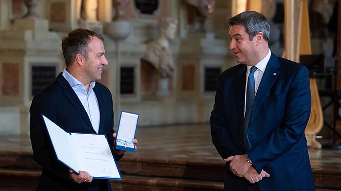 Bundestrainer Hansi Flick (links) und Ministerpräsident Markus Söder (CSU).