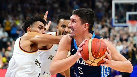 Deutschlands Maodo Lo (l) verteidigt gegen Giannoulis Larentzakis.