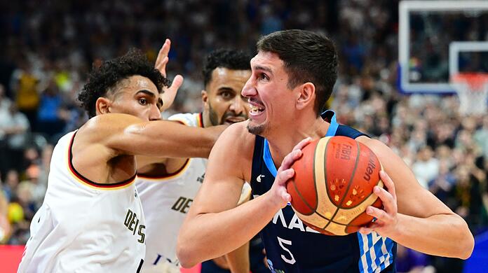 Deutschlands Maodo Lo (l) verteidigt gegen Giannoulis Larentzakis.