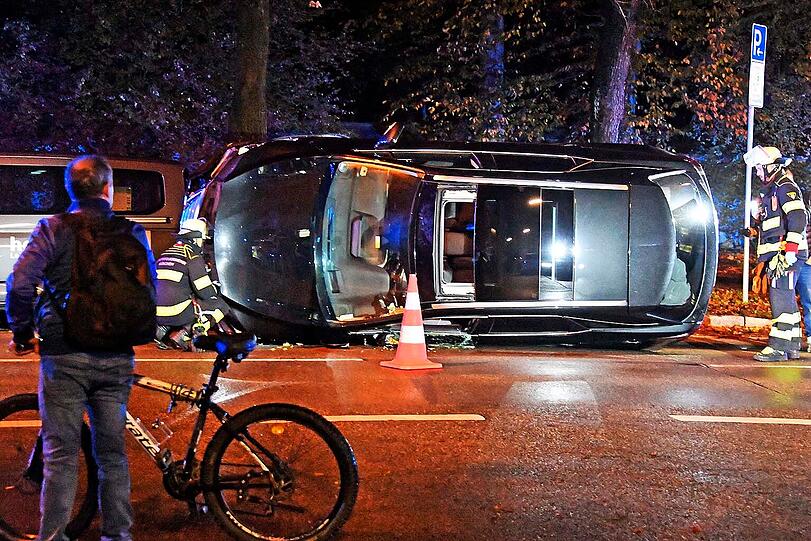 Bei einem Unfall in der St.-Martin-Straße kippte dieser Lexus am Morgen um.