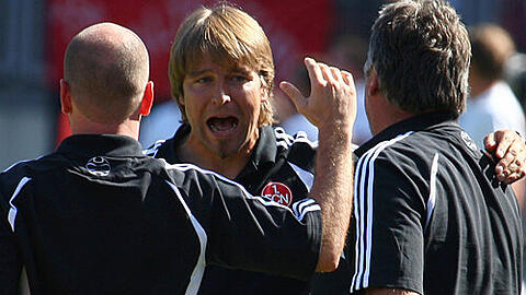 Gelungene Premiere als Cheftrainer: Michael Oenning (Mitte) bejubelt mit Team-Doc Matthias Brem und Zeugwart Günter Vogt (rechts) den 2:2-Ausgleich gegen Aachen.