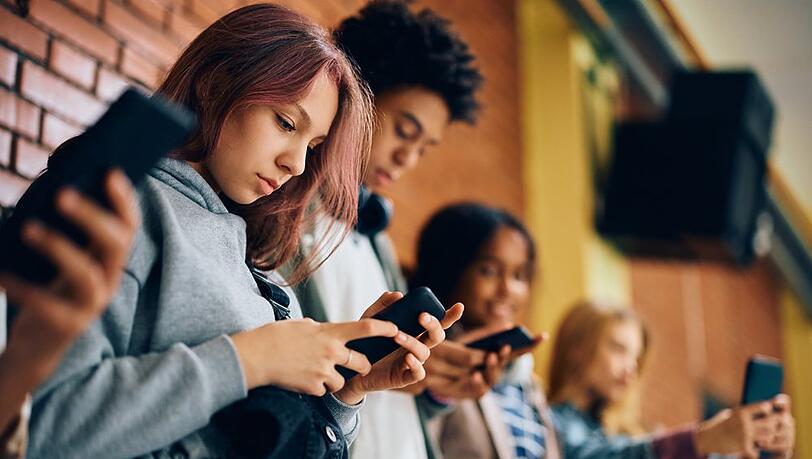Instagram versucht Jugendliche vor ungeeigneten Inhalten zu schützen.