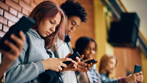 Instagram versucht Jugendliche vor ungeeigneten Inhalten zu schützen.