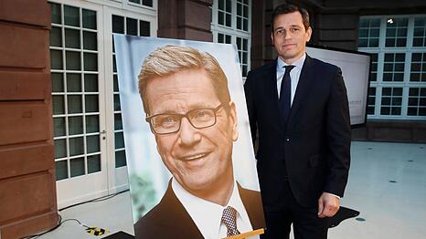 Michael Mronz mit einem Bild des verstorbenen Guido Westerwelle.