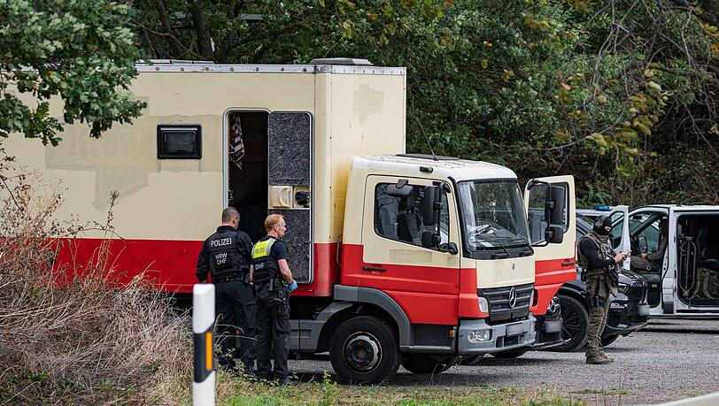 Dieser zu einem Wohnwagen umgebaute Lkw soll dem Tatverd&auml;chtigen geh&ouml;ren.