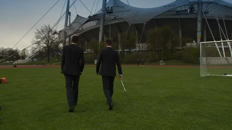 Nette Werbekampagne von Hugo Boss: Martin Kaymer und Mario Gomez stacheln sich gegenseitig zu artistischen Höchstleistungen auf.
