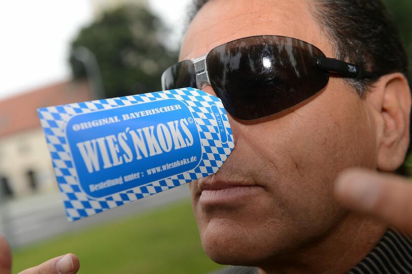 Auch Ali Khan findet das Wiesn-Koks sichtlich lustig...