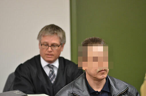 Der Angeklagte Frank K. (47) soll den Geliebten seiner Frau getötet haben. Hinter ihm sein Anwalt Michael Adams.