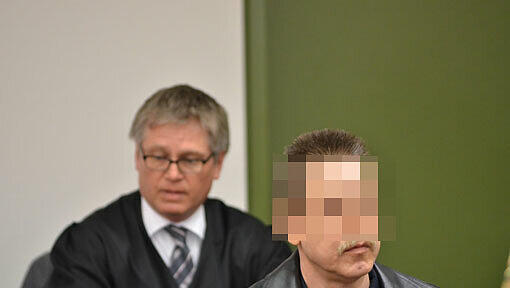 Der Angeklagte Frank K. (47) soll den Geliebten seiner Frau getötet haben. Hinter ihm sein Anwalt Michael Adams.