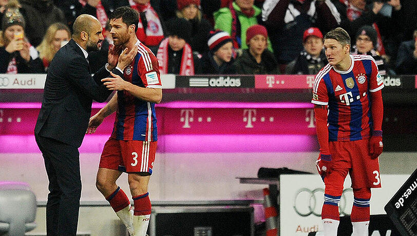 Deutliche Anweisungen: Pep Guardiola mit Xabi Alonso, von rechts sieht Bastian Schweinsteiger zu. Deutliche Anweisungen: Pep Guardiola mit Xabi Alonso, von rechts sieht Bastian Schweinsteiger zu.