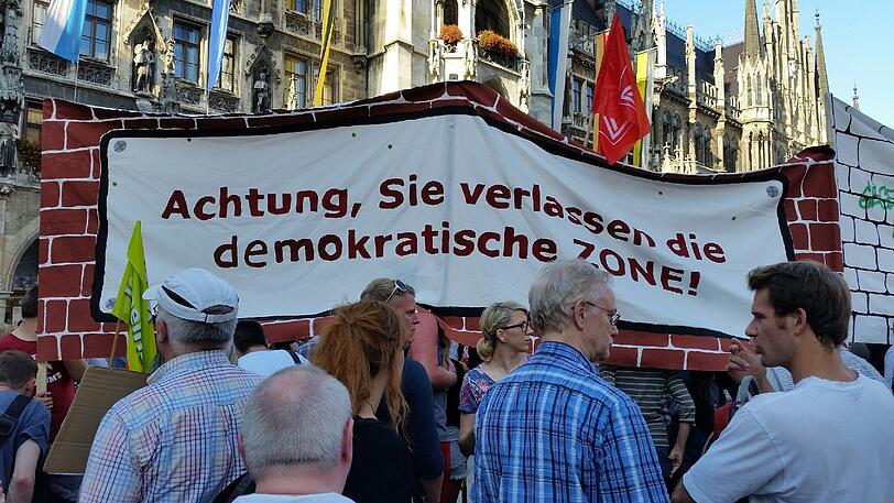 Hunderte demonstrieren gegen die Bagida-Kundgebung.