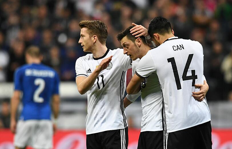 MARCO REUS: NOTE 3.
Der Götze-Kumpel kam nach 61 Minuten, wirbelte etwas mit.
EMRE CAN: NOTE 3.
Der Liverpooler Klopp-Schüler, ein Ex-Bayer, kam nach 69 Minuten und verstärkte das Mittelfeld. Solide.