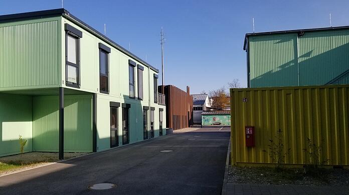 Recht steril wirken die Container-Ateliers.