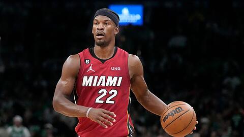Jimmy Butler (22), Stürmer der Miami Heat, mit dem Ball.