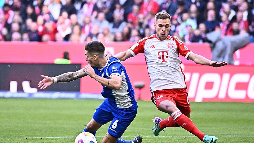 Joshua Kimmich von Bayern München (r) foult Marvin Mehlem von Darmstadt 98.